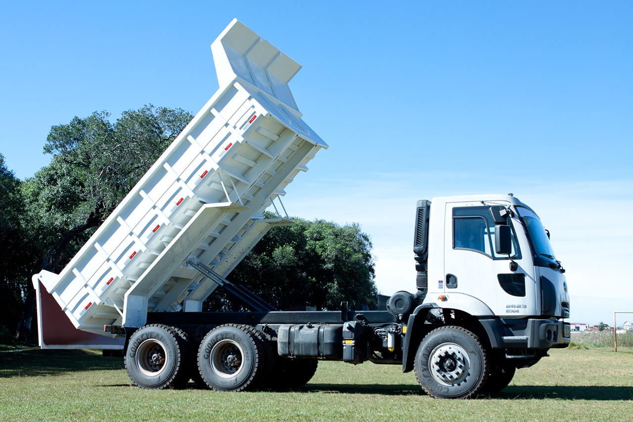 Dispositivos de Segurança para Caçambas de Veículos: Proteção e Normas